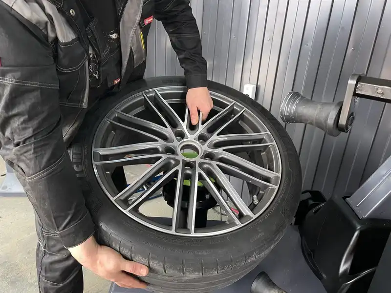 Porsche Cayenne, R21 — замена резины после аварии