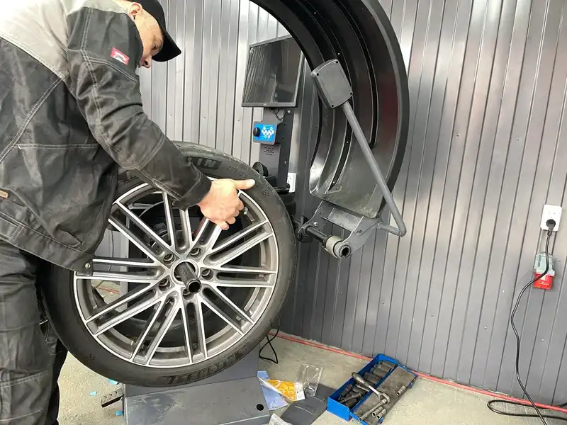 Porsche Cayenne, R21 — замена резины после аварии